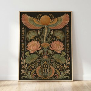 Könnte beinhalten: Ein rechteckiger Wandkunstdruck mit einer zentralen geflügelten Kobra unter einer goldenen Sonnenscheibe, flankiert von Lotusblumen und Blattwerk. Das Design enthält ein Ankh-Symbol an der Basis und vertikale Spalten mit Hieroglyphen auf dunklem Grund.