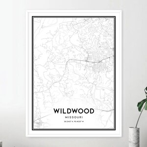 Puede incluir: Una impresi&oacute;n de mapa en blanco y negro de Wildwood, Missouri. El mapa muestra las calles y carreteras de la ciudad. El texto "Wildwood, Missouri 38.3342&deg; N 90.4337&deg; W" est&aacute; impreso debajo del mapa.