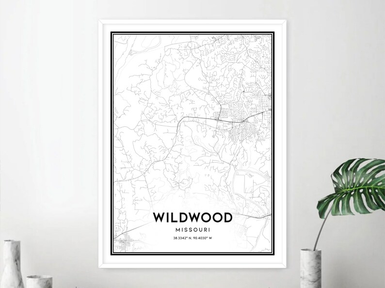 Puede incluir: Una impresi&oacute;n de mapa en blanco y negro de Wildwood, Missouri. El mapa muestra las calles y carreteras de la ciudad. El texto "Wildwood, Missouri 38.3342&deg; N 90.4337&deg; W" est&aacute; impreso debajo del mapa.