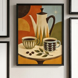 Può includere: Una stampa d'arte incorniciata raffigurante una caffettiera alta con motivo geometrico, due tazze riempite di caffè scuro, tre chicchi di caffè e un piccolo rametto con foglie su un tavolo rotondo. Lo sfondo mostra forme astratte in arancione, blu e verde.