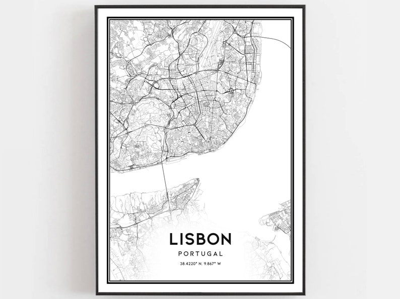K&ouml;nnte beinhalten: Schwarz-wei&szlig;-Kartenabdruck von Lissabon, Portugal, mit dem St&auml;dtenamen und den Koordinaten "38.4220&deg; N 9.1867&deg; W" unterhalb der Karte.