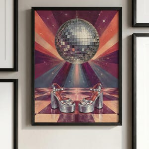 Könnte beinhalten: Ein gerahmter Kunstdruck mit einer silbernen Discokugel, die über einem Paar metallisch silberner Plateausandalen schwebt. Der Hintergrund zeigt ein lebendiges, mehrfarbiges Strahlenmuster und einen karierten Boden in Violett- und Orangetönen.