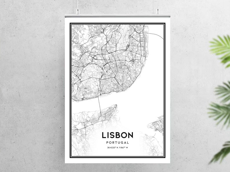 K&ouml;nnte beinhalten: Schwarz-wei&szlig;-Kartenabdruck von Lissabon, Portugal. Die Karte zeigt die Stra&szlig;en der Stadt und den Tejo. Der Text "LISBON" und "PORTUGAL" ist unter der Karte gedruckt, zusammen mit den Koordinaten "38.4220&deg; N 9.0847&deg; W".