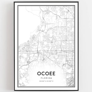 Può includere: Stampa di una mappa di Ocoee, Florida, in bianco e nero. La mappa mostra le strade e le vie della città. Il testo "Ocoee, Florida 28.3344° N 81.5200° W" è stampato in fondo alla mappa.