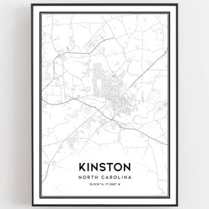 Può includere: Stampa di una mappa di Kinston, Carolina del Nord, in bianco e nero. La mappa mostra le strade e i punti di riferimento della città. Il testo "Kinston, Carolina del Nord, 35.1574° N, 77.3582° W" è stampato sotto la mappa.