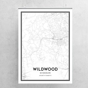 Puede incluir: Un mapa de l&iacute;neas en blanco y negro de Wildwood, Missouri. El mapa muestra las calles de la ciudad y sus alrededores. El texto "WILDWOOD" est&aacute; impreso en negro en la parte inferior del mapa, junto con las coordenadas "38.3343&deg; N 90.4030&deg; W".