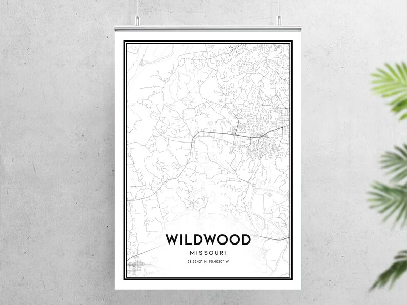 Puede incluir: Un mapa de l&iacute;neas en blanco y negro de Wildwood, Missouri. El mapa muestra las calles de la ciudad y sus alrededores. El texto "WILDWOOD" est&aacute; impreso en negro en la parte inferior del mapa, junto con las coordenadas "38.3343&deg; N 90.4030&deg; W".
