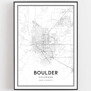 Può includere: Mappa in bianco e nero di Boulder, Colorado. La mappa mostra le strade della città e l'area circostante. Il testo "BOULDER, COLORADO, 40.047° N, 105.1614° W" è stampato sotto la mappa.