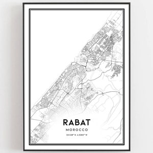 Può includere: Una mappa in bianco e nero di Rabat, Marocco. La mappa mostra le strade e i punti di riferimento della città. Il testo "RABAT, MAROCCO, 34.028° N, 6.8683° W" è stampato sotto la mappa.