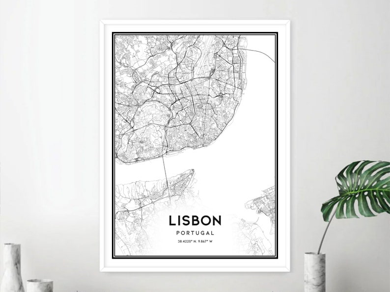 K&ouml;nnte beinhalten: Schwarz-wei&szlig; Stadtplan-Druck von Lissabon, Portugal mit dem Stadtnamen und den Koordinaten unten rechts.
