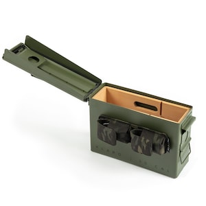 The Smoke Can Humidor da 30 CAL, scatola per munizioni in metallo spesso, ripiani in cedro spagnolo, finitura verde militare, custodia magnetica per accessori - contiene 15-30 sigari