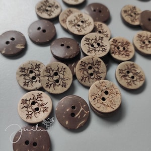 Könnte beinhalten: Eine Sammlung von braunen und beigefarbenen Kokosnuss-Knöpfen mit zwei Löchern und einem floralen Design.