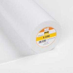 Könnte beinhalten: Eine weiße Rolle Stoff mit einem gelben Etikett mit der Aufschrift "S 320".