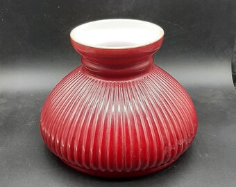 Paralume vintage per lampada da studente rosso ciliegia intenso su vetro al latte Hurricane a coste 6 3/8"