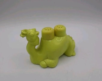 Vintage plast sittande grön kamel salt- och pepparkarset mitten av århundradet
