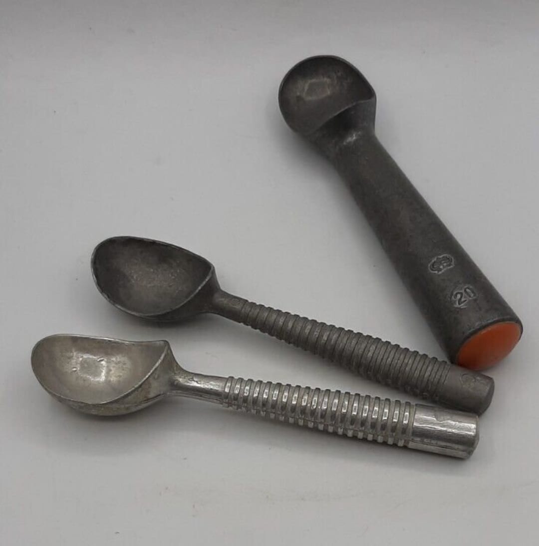 Vintage Metal Ice Cream Scoops Set Of 3 Ribbed Crown Handles Made In vintage-metal-ice-cream-scoops-set-of-3-ribbed-crown-handles-made-in