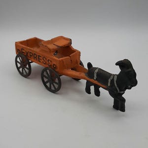 ヴィンテージ鋳鉄製ヤギの雄羊が引く急行オレンジカート（茶色の車輪付き）