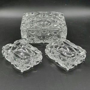 Rara scatola di sigarette Heisey Pillow Diamond Glass Wampum e due posacenere abbinati