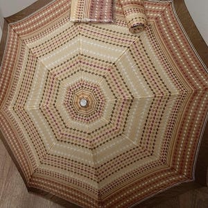 Copriombrello pieghevole vintage e sciarpa abbinata, realizzati a Taiwan, motivo marrone