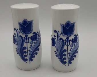 Salières et poivrières japonaises bleues et blanches vintage peintes à la main 3 3/4" de haut