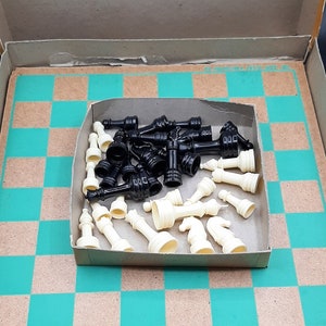 Vintage E.S. Lowe Tournament Chess Set 1969 No 727 Plastic Pieces Original Box