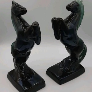 Vintagepar av Blue Mountain keramik, hingstuppfödning, hästfigurer, 23 cm höga