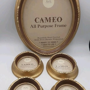Peut inclure: Un ensemble de cinq cadres ovales Cameo All Purpose avec des bordures dorées ornées et des rebords intérieurs marron. Le plus grand cadre indique une taille de verre de 8x10, tandis que les quatre plus petits indiquent une taille de 3x4.