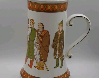 Caneca de cerveja grande vintage rara em porcelana húngara Hollohaza com tema histórico.