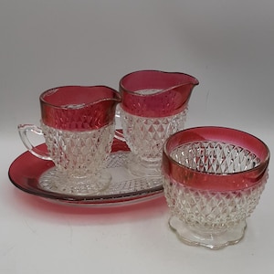 Vintage Indiana Glass Ruby Diamond Point Glass Creamer and Socker med bricka