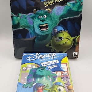 Puede incluir: Dos cajas de videojuegos Disney Pixar Monsters, Inc. La caja más grande se titula "Monsters, Inc. Scare Island" para mayores de 8 años. La caja más pequeña se titula "Monsters, Inc. Scream Team Training" para mayores de 5 años.