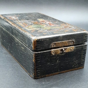 Antike Asiatische Hölzerne Klappbox Geschnitzte Dame Handgemaltes, Gepolstertes Interieur
