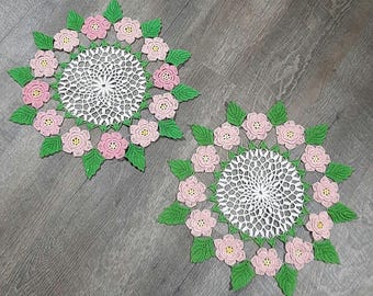 Par de tapetes de ganchillo hechos a mano con rosas irlandesas rosas de la década de 1950, de 14 1/2" de diámetro