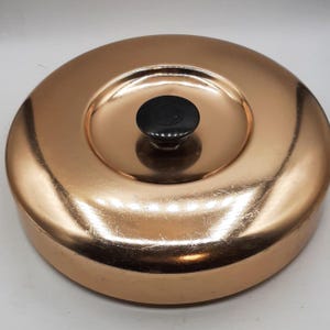Vintage koperkleurige potdeksel, 10 1/8&quot; diameter: 2 1/2&quot; hoog