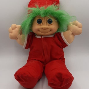 Russ Weihnachtstroll 2338 Weihnachtsmannmütze Pyjamas Grüne Haare 13 Inch Soft Body Vintage