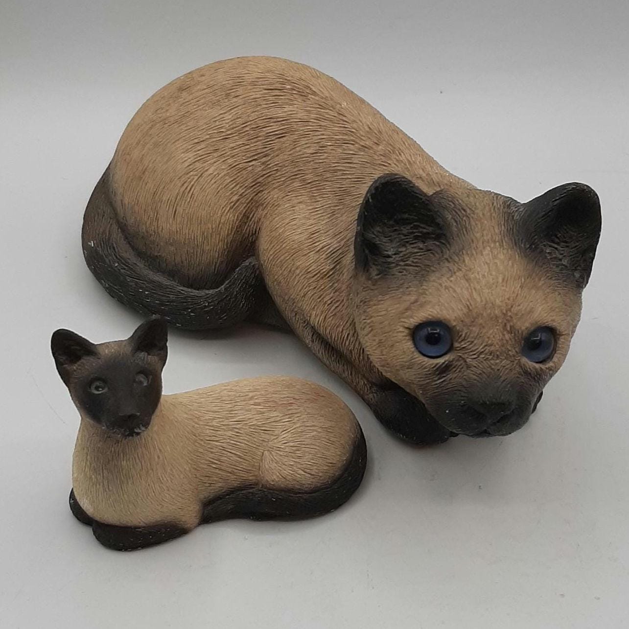 Realistic 1981 Sandicast Siamese Cat Sculpture by Sandra Brue