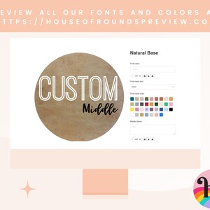 Puede incluir: Una maqueta de un letrero redondo de madera con el texto "CUSTOM Middle" en letras negras. Se muestra un formulario personalizable con el encabezado "Base natural" y campos para ingresar texto y seleccionar fuente y color.