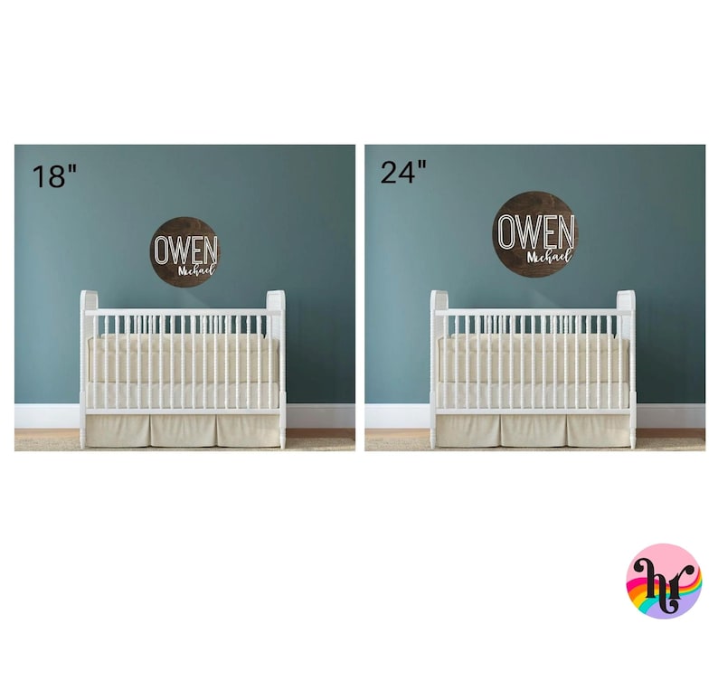 Puede incluir: Dos cunas blancas con ropa de cama beige, cada una con un letrero redondo de madera marr&oacute;n encima. El letrero de la izquierda dice "Owen Michael" y el letrero de la derecha dice "Owen Michael". El letrero de la izquierda tiene 18 pulgadas de di&aacute;metro y el letrero de la derecha tiene 24 pulgadas de di&aacute;metro.