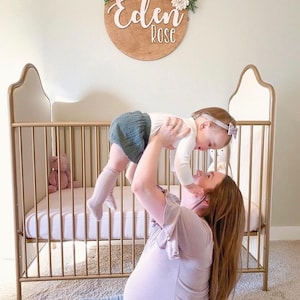 Letrero redondo de madera para nombre de guardería, letrero para niña o niño, letrero para cuna, regalo para baby shower, decoración de guardería, guardería bohemia, tablero para nombres imagen 9