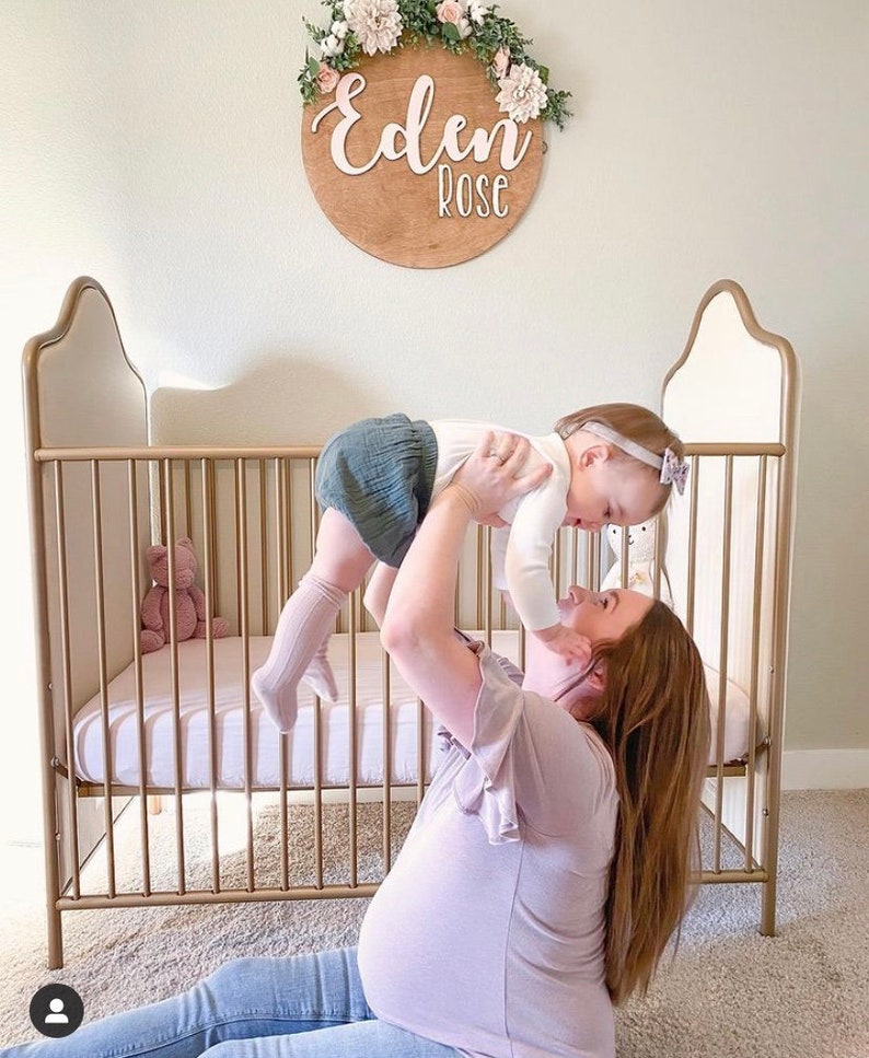 Letrero redondo de madera para nombre de guardería, letrero para niña o niño, letrero para cuna, regalo para baby shower, decoración de guardería, guardería bohemia, tablero para nombres imagen 9