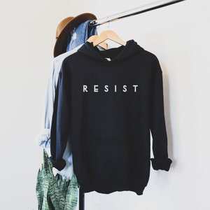Widerstehen | Politisches Shirt | Wahlshirt | Anti-Trump-T-Shirt für Linke | Politisches Weihnachtsgeschenk