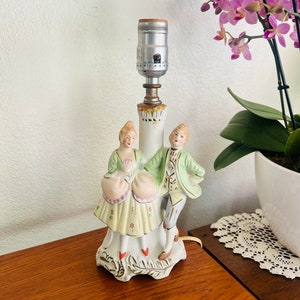 Lampada antica giapponese in porcellana vittoriana con 2 statuette