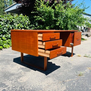 Danish Modern Henning Jensen & Torbin Valeur For Dyrlund in Denmark Executive Desk in Teak With Bookshelf