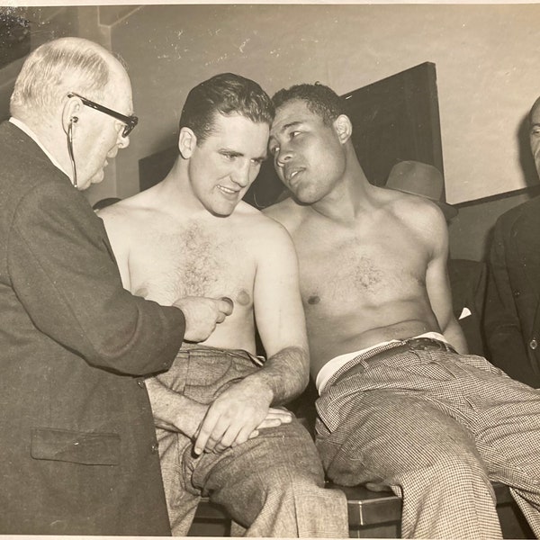 JOE LOUIS - Vintage 1941 press photo of world champion Joe Louis with opponent Billy Conn,  prior to their first match May, 1941.