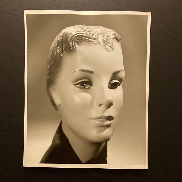 George HOYNINGEN-HUENE - vintage gelatin silver photograph, portrait of a manikin. Stamped en verso.