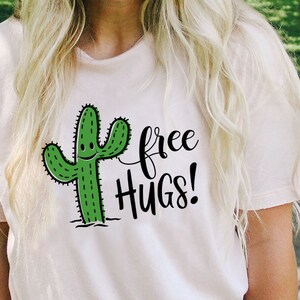 Kostenlose Umarmungen Kaktus SVG bleiben 6 Fuß entfernt geschnitten Datei T-Shirt Digital Download Clipart Cricut Silhouette motivierende Zeichen saftig Kaktus Liebe
