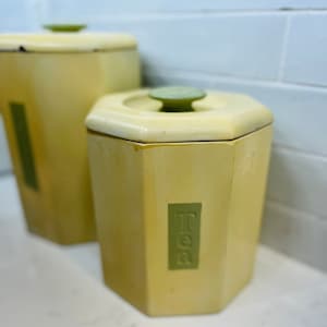 Vintage Gelb und Avocadogrüne Kaffee- & Teedosen für die Retro-Dekoration - Bauernhausküche - Landhausdekor