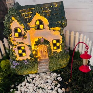 Ljusande älvstuga sjöhus älvmagisk flicka födelsedagsdusch minipresent till mamma barnbarn trädgårdsmästare miniatyr kolibrimatare