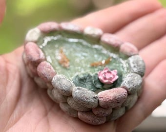Fairy garden mini Koi Fischteich Terrarium gnome Garten Diorama Aquarium Wasserfall Teich Zen Pool Wald Kuchen Topper Gartentisch Stuhl