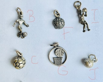 Srebrne zawieszki sportowe w stylu vintage: piłka nożna i koszykówka
