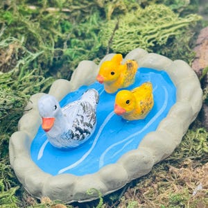 Estanque de patos en miniatura: Terrario de jardín de hadas, accesorio para acuario, planta de exterior, adorno para tarta de jardín, patitos de granja, parque acuático nadando, banco